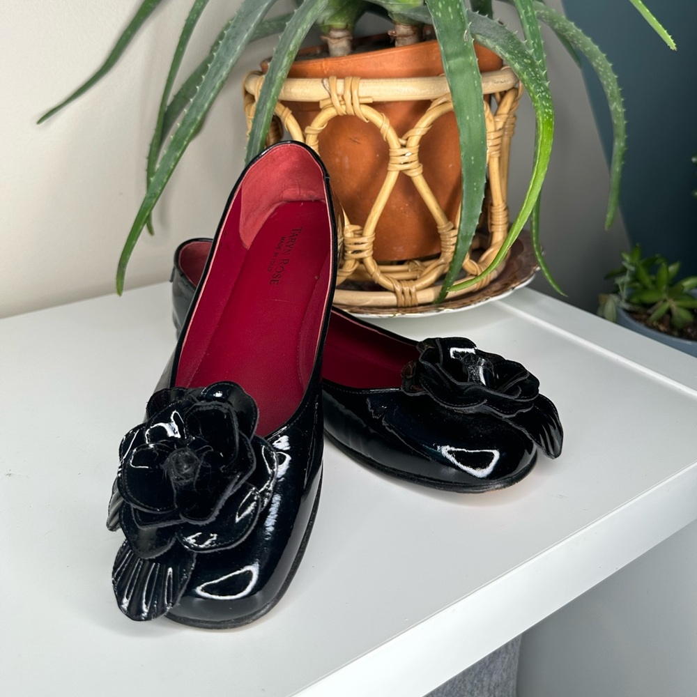 Taryn Rose Black Patent Leather Flower Ballet Flats | Made in Italy | Size 38.5